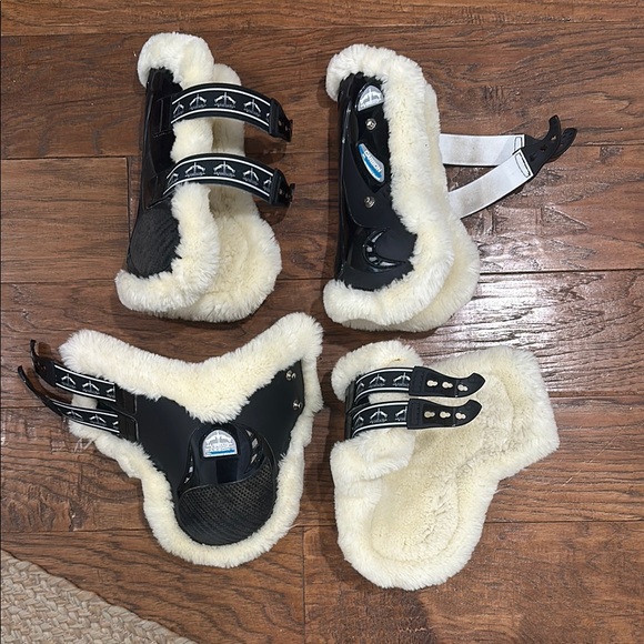 Equestrian Veredus Sheepskin fluffy boots - Picture 1 of 3